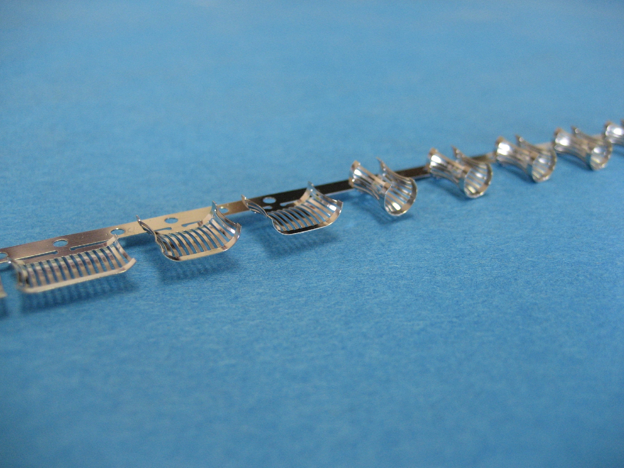 製品の小型化・高機能化を実現！「カーリング加工」の深層と精密成形を成功に導く材料選定の秘訣